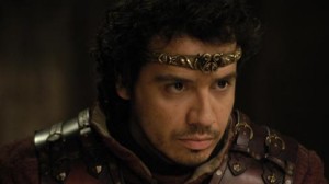 Arthur interprêté par Alexandre Astier