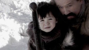 Le petit Arthur, porté par Merlin, retire Excalibur du rocher